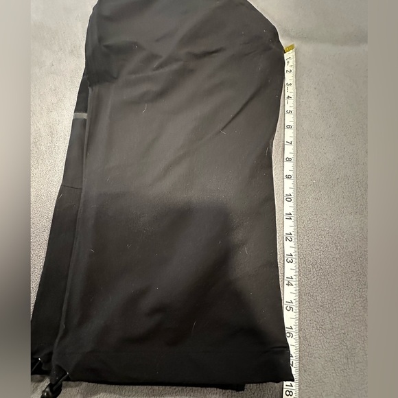 NWOT L.L. Bean Women's Comfort Cycling Capri with Cushioned Inner Short. M Black - Picture 5 of 15